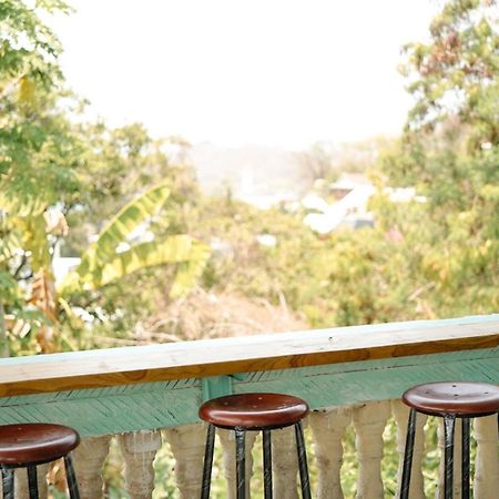 Bajo Bunkhouse Hostel Labuan Bajo Bagian luar foto