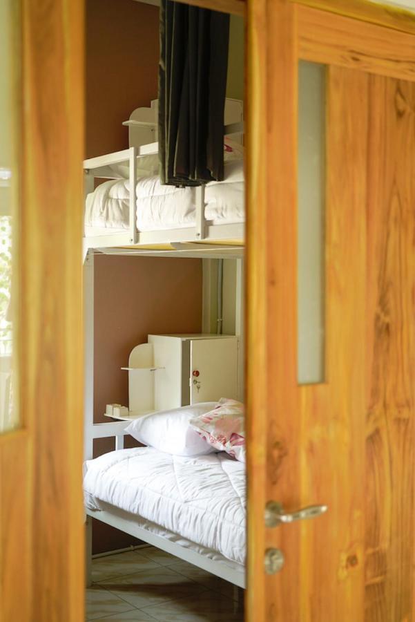Bajo Bunkhouse Hostel Labuan Bajo Bagian luar foto