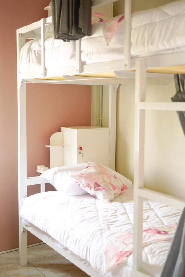 Bajo Bunkhouse Hostel Labuan Bajo Bagian luar foto