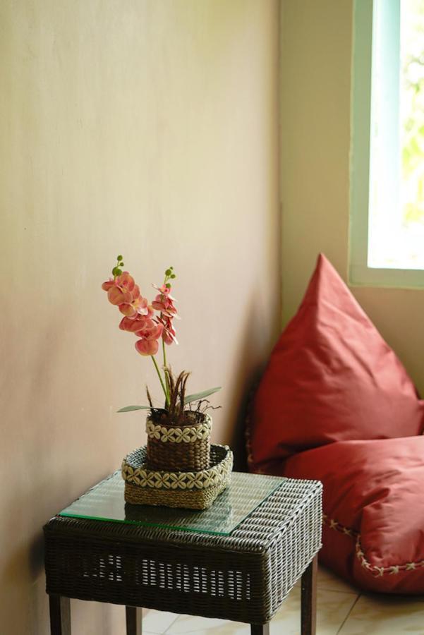Bajo Bunkhouse Hostel Labuan Bajo Bagian luar foto
