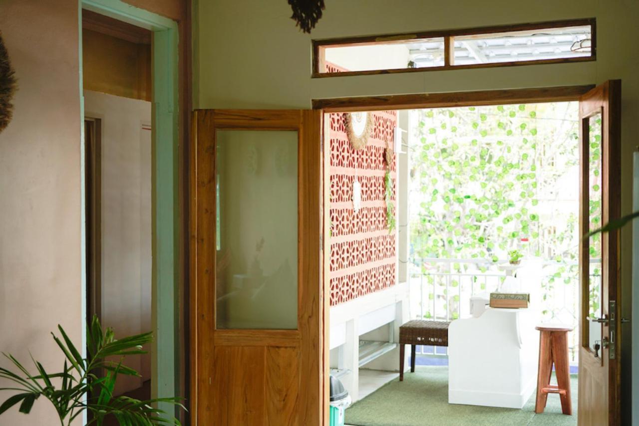Bajo Bunkhouse Hostel Labuan Bajo Bagian luar foto